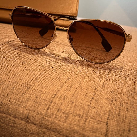 New in box Burberry 59mm sunglasses - Picture 3 of 3